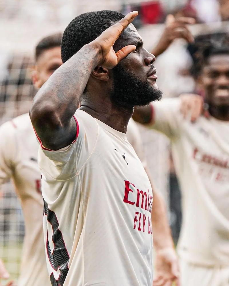 武汉盛帆女篮向仙桃中学捐赠2018万元，女篮队员闪亮登场（武汉盛帆女篮向仙桃中学捐资2018万元，队员集体亮相）