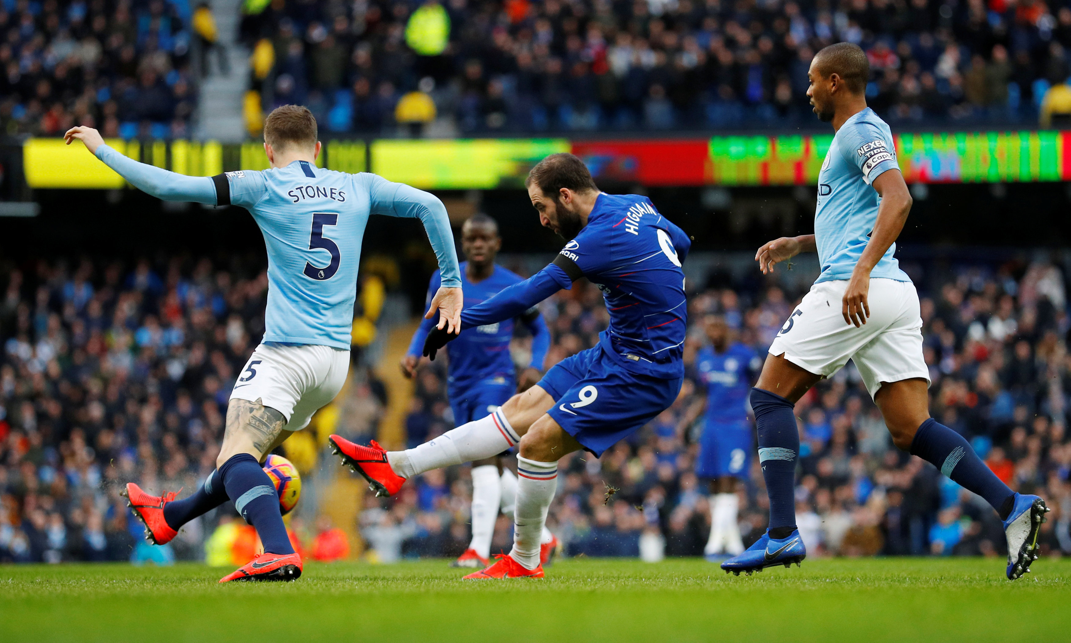 NBA焦点战：篮网客场逆转雄鹿,（NBA重磅对决：篮网客场翻盘雄鹿）