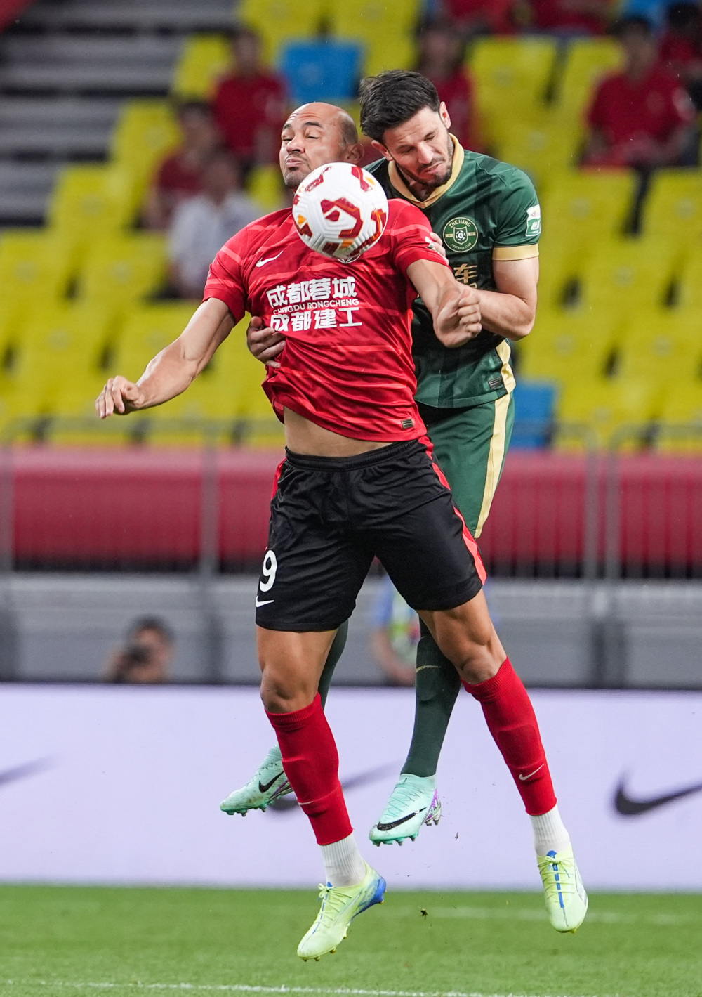 欧冠赛场精彩瞬间：巴萨2-1战胜尤文图斯,（欧冠高光时刻：巴萨2-1击败尤文图斯）