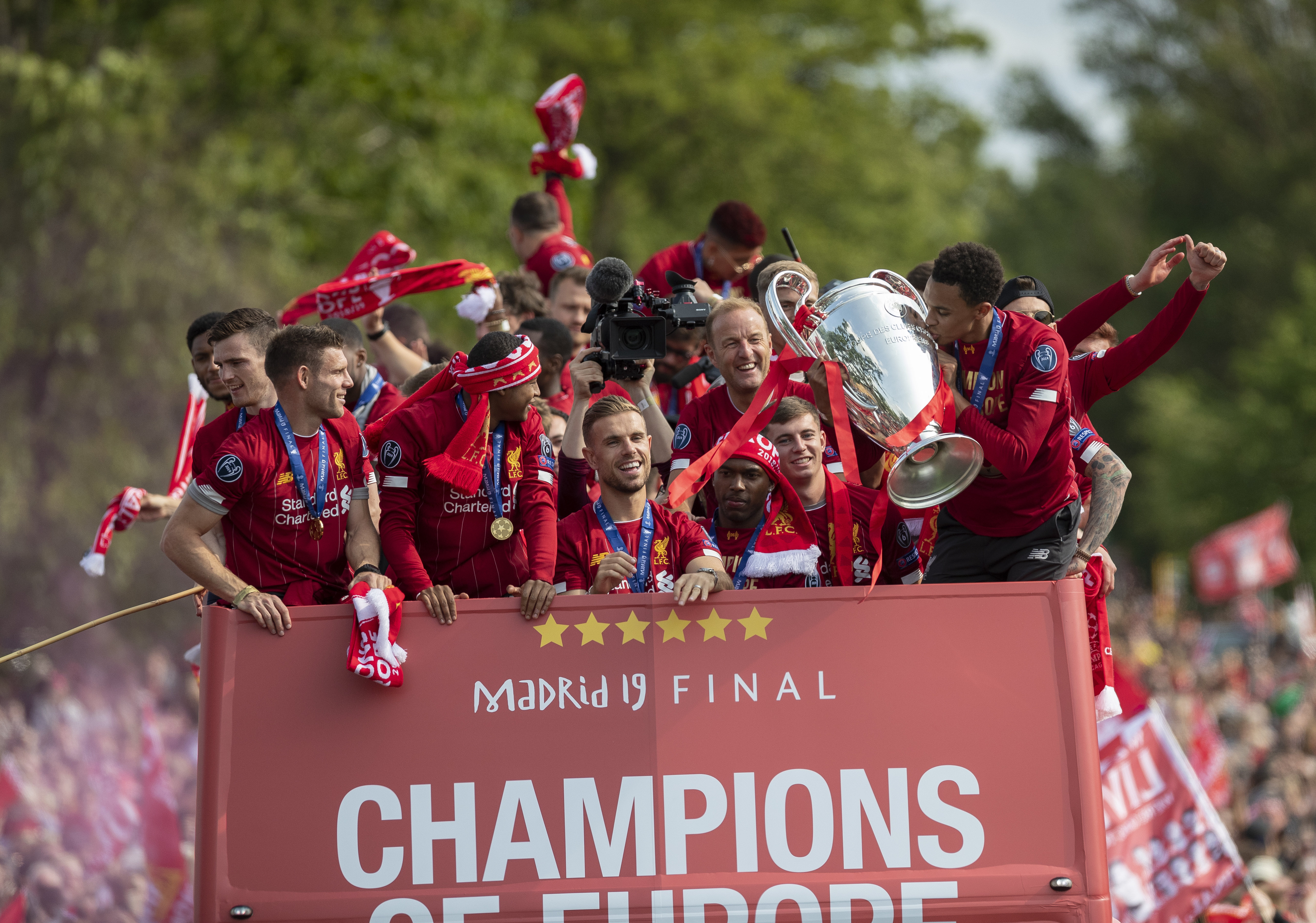 曼联最艰难时刻迎击阿森纳 数据示梦剧场沦陷（曼联低谷迎战阿森纳 数据预示梦剧场恐失守）