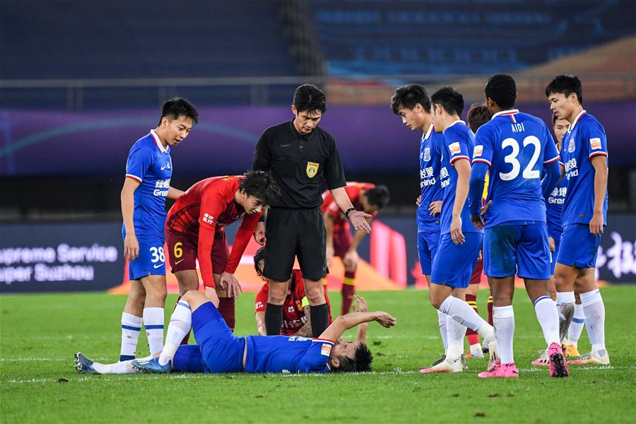 皇马主场1-2不敌曼城，赛后伯纳乌球场响起嘘声（曼城客场2-1击败皇马，赛后伯纳乌嘘声四起）