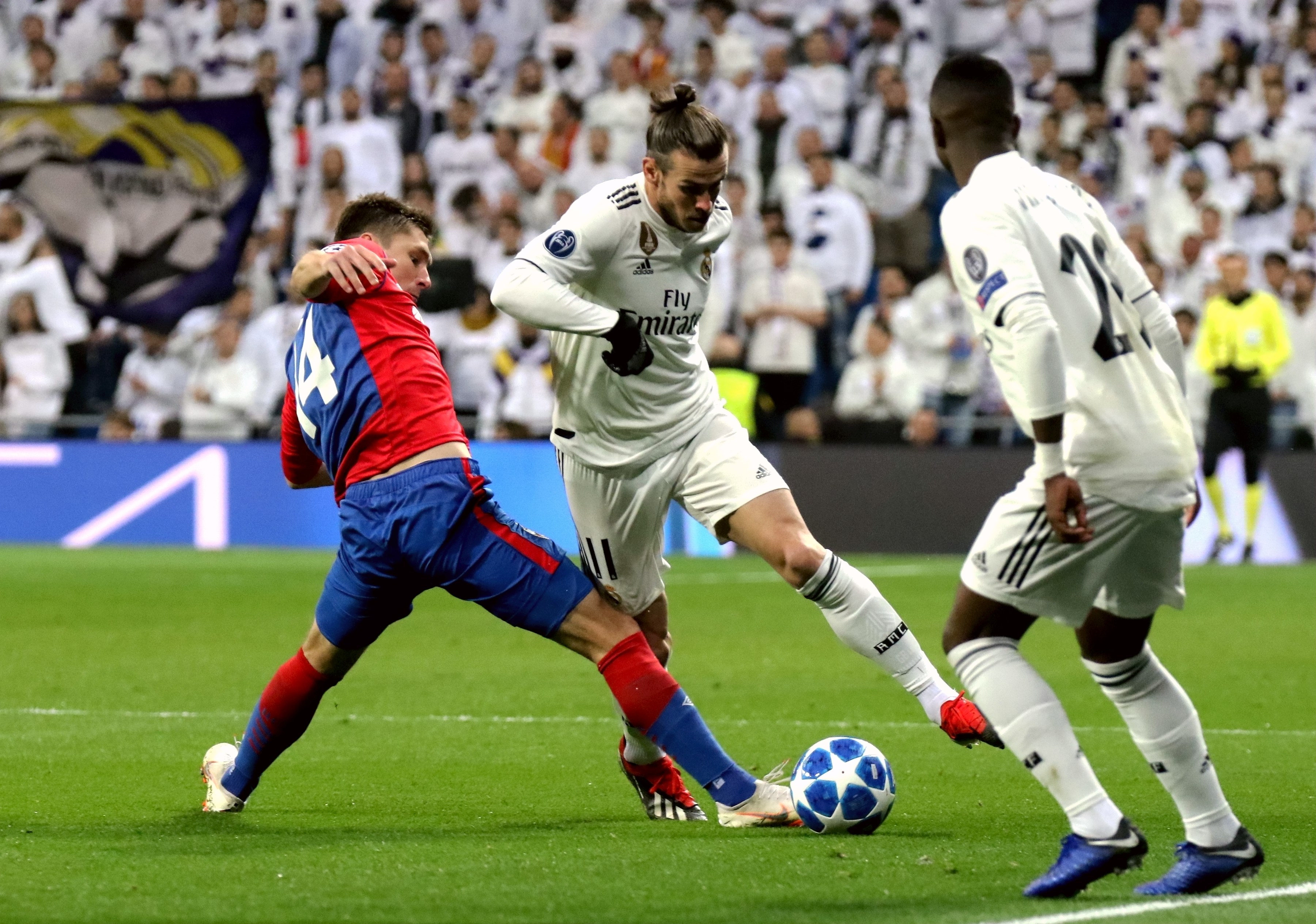 米兰跟队：米兰双雄探讨出售圣西罗冠名权，每年2000-3000万欧（随队记者：米兰双雄商议出售圣西罗冠名权，年收入预计2000-3000万欧）