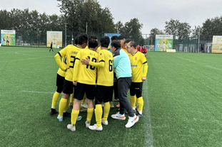 背身列队被罚，拉普拉塔大学生官方：将上诉，支持贝隆和全队（因背对列队遭处罚，拉普拉塔大学生宣布上诉：力挺贝隆与全队）