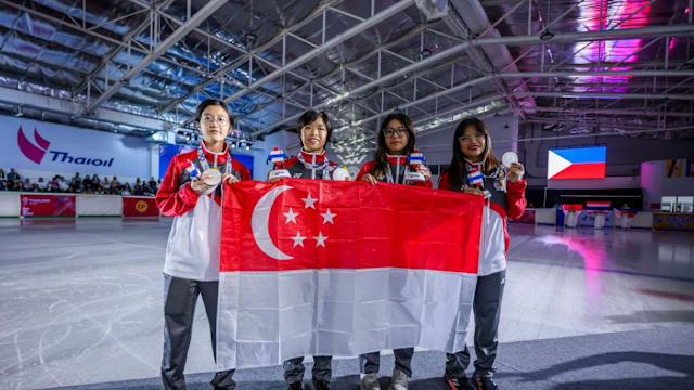 泪目！足协杯冠军奖杯被带回工体，放在已故球迷杨雪的座位旁（令人动容：足协杯冠军奖杯回归工体，安放在已故球迷杨雪的座位旁）