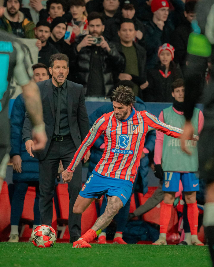 仍然深爱红军！萨拉赫出战非洲杯的护腿板上有利物浦元素（红军情未减：萨拉赫非洲杯护腿板融入利物浦元素）